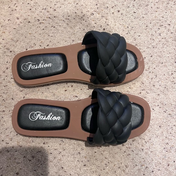 New Sandals-size 38 - Picture 2 of 2